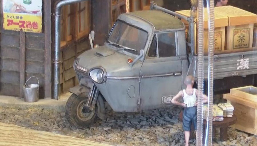 昔の鉄板を履いた車輪に丸いガラスが乗せてあります。 maxresdefault.jpg