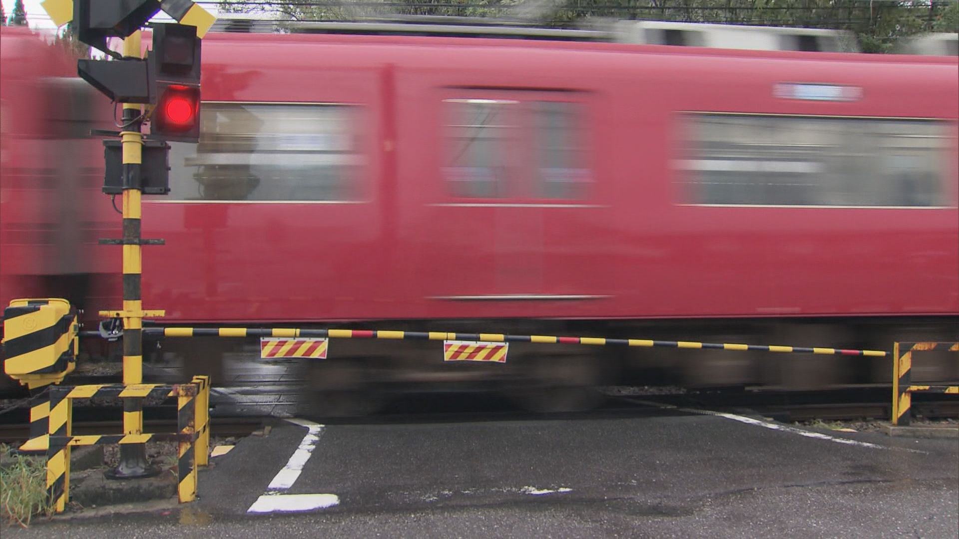 名鉄名古屋本線踏切で列車と車が衝突 踏切進入後に遮断機が降り 非常ボタンを押そうとするも間に合わなかったか 国府～東岡崎約1時間運転見合わせ