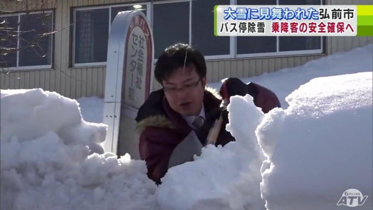 雪から掘り出すのは「バス停」“記録的な大雪”で約1m80cmの雪が積み