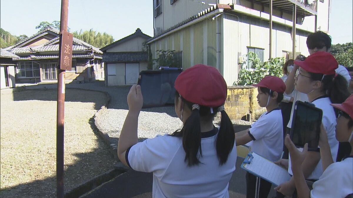 小学生が“防災マップ”作り 通学路を歩いて危険な場所などを確認 ｢落ち葉とかで水がつまりそうで…｣ 三重･鳥羽市