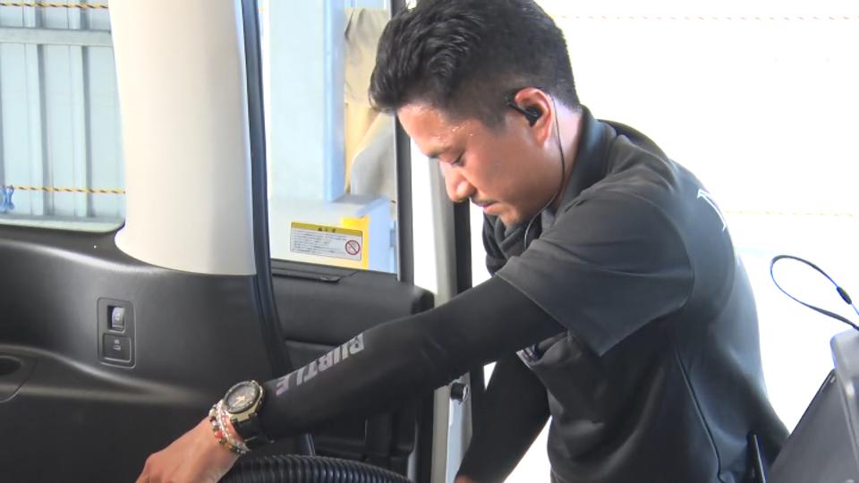 「叩きながら吸う！」 洗車技術で日本一に輝いた石垣島のレンタカー店スタッフ、仲間海人さんのプロの技