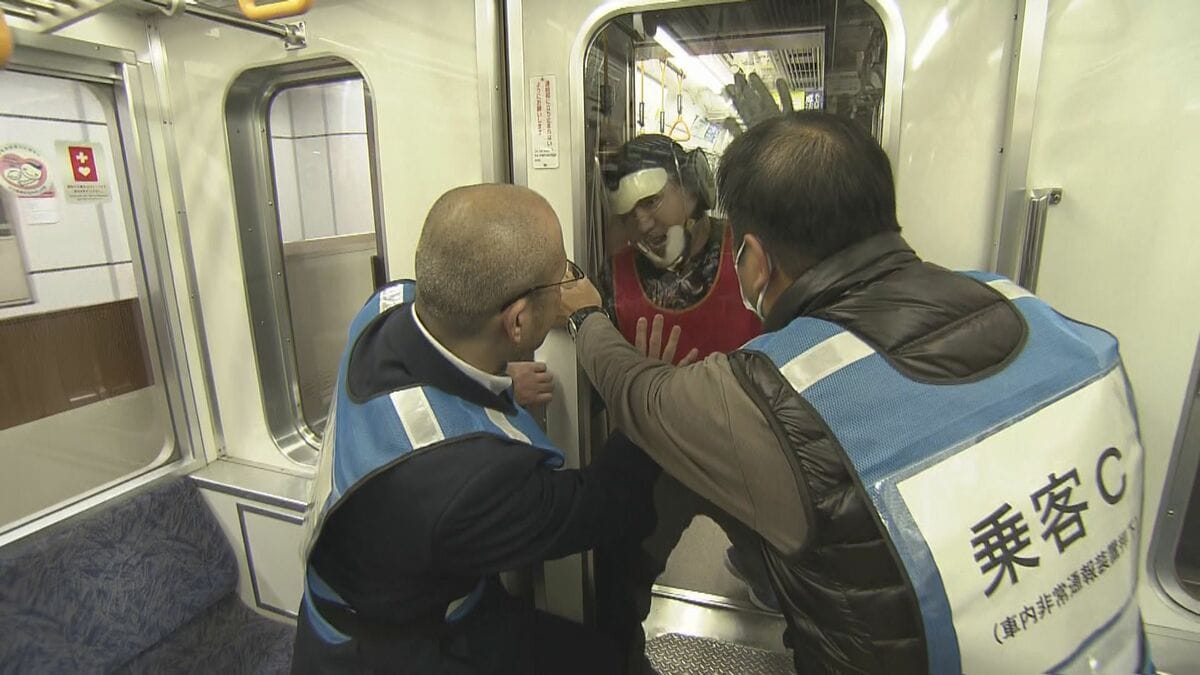 地下鉄で刃物を持った男が暴れた想定の訓練　2021年に東京・小田急線の車内で男が刃物で乗客に重軽傷を負わせるなどの事件がきっかけに