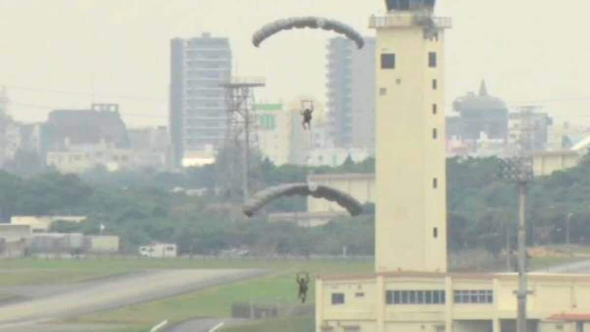 嘉手納基地での米軍パラシュート降下訓練　県が外務省・沖縄防衛局に抗議