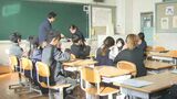 岡山・香川の公立の小中学校で終業式「絵を描いたりご当地の方言を調べたり」児童が制作した岡山国スポ応援旗の贈呈式|TBS NEWS DIG