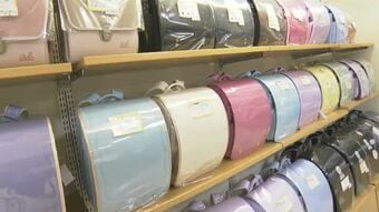 早くも来年に向けランドセル商戦がスタート　百貨店には約100種類が並ぶ売り場が開設　12万円を超える商品も【岡山】|TBS NEWS DIG