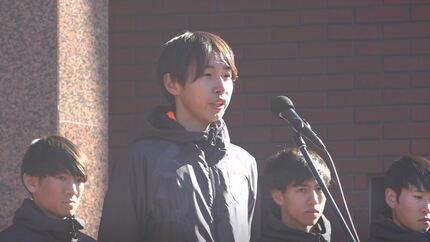 ハローキティが選手を激励 箱根駅伝出場の山梨学院陸上競技部へお守り