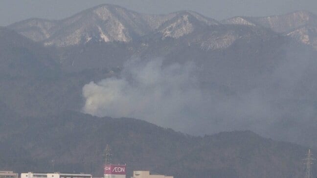 【現場画像】下草が燃え...山形空港北東の山で山火事か　10ヘクタールにまで燃え広がる　消火活動続く（山形・東根市）　|TBS NEWS DIG