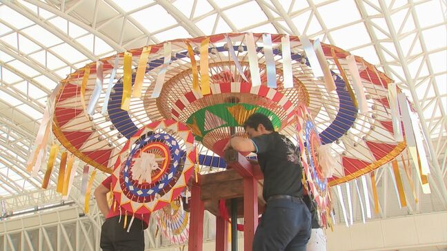 暑さの中…鳥取の夏の風物詩「しゃんしゃん祭」大傘設置|TBS NEWS DIG