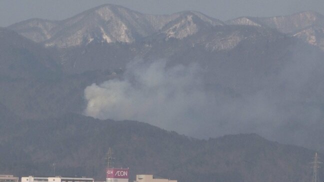 【現場画像】下草が燃え...山形空港北東の山で山火事か　10ヘクタールにまで燃え広がる　消火活動続く（山形・東根市）　|TBS NEWS DIG