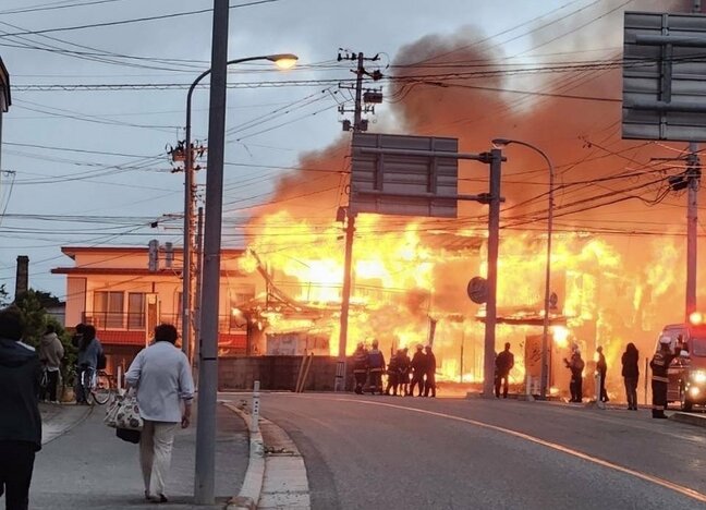 激しい炎…住宅2棟が焼ける火災（山形・長井市）|TBS NEWS DIG