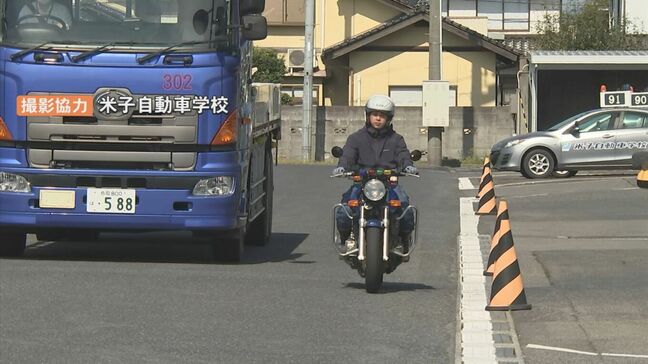 車の“左側”をバイクがすり抜けるのは交通違反?「追い抜き」「追い越し」の違いとは? 警察に聞いてみると…|TBS NEWS DIG