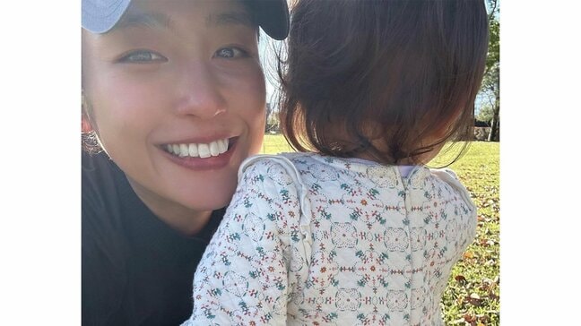 【 岡副麻希 】 「雪化粧した富士山」1歳5か月の娘と親子ショットを公開 地元スーパーでの喜びも報告|TBS NEWS DIG