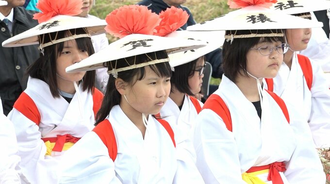 「大きくておいしいお米になって」早乙女姿の児童たちが苗を手植え　田男による「田植え歌」に合わせて　神社で豊作を願う“御田植祭”|TBS NEWS DIG