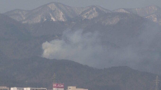【現場画像】下草が燃え...山形空港北東の山で山火事か　10ヘクタールにまで燃え広がる　消火活動続く（山形・東根市）　　|　山形のニュース│TUYテレビユー山形