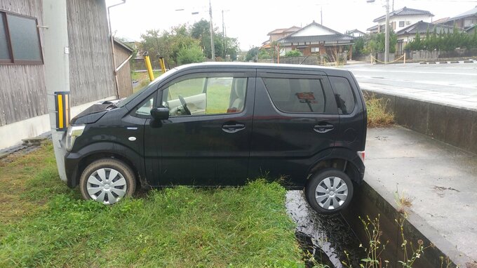 軽乗用車が駐車場に止めようとしていたところ道路に飛び出し そのまま横断して電柱に衝突 山口県宇部市|TBS NEWS DIG