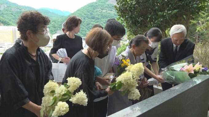 61人が犠牲になった大月空襲からきょうで78年　遺族ら遺髪塚に花供える　|　山梨のニュース | ＵＴＹテレビ山梨