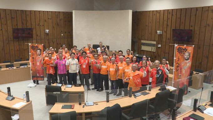 議会でユニフォームも　レノファ山口・渡部博文社長が山陽小野田市長を表敬訪問　|　山口のニュース・天気・防災｜tys NEWS｜ｔｙｓテレビ山口