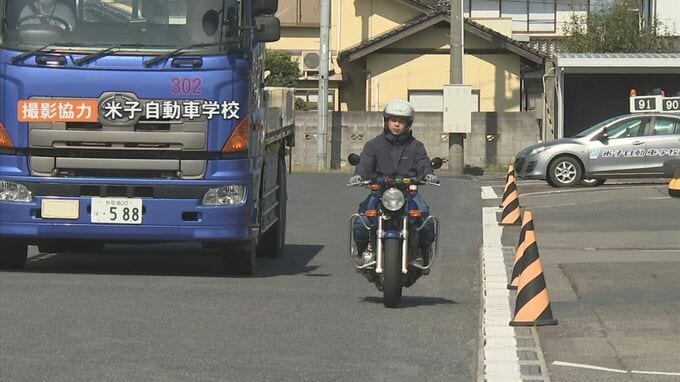 車の“左側”をバイクがすり抜けるのは交通違反？「追い抜き」「追い越し」の違いとは？　警察に聞いてみると…　|　BSSニュース | BSS山陰放送