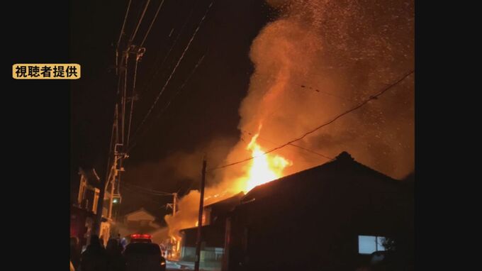 未明の民家火災…燃え広がり住宅など4棟を全焼　「何度も電話をかけたけど…」火元の住人1人と連絡取れず|TBS NEWS DIG