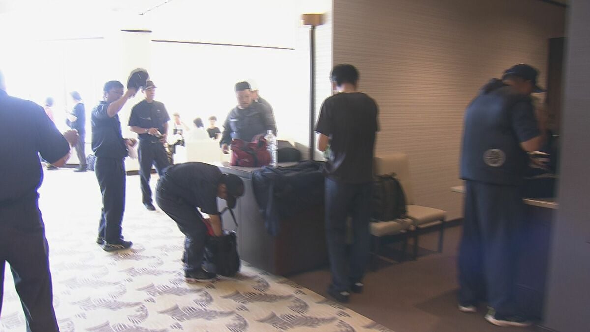 一時津波警報が出された三重県南部 道の駅に車で避難する人やホテルに
