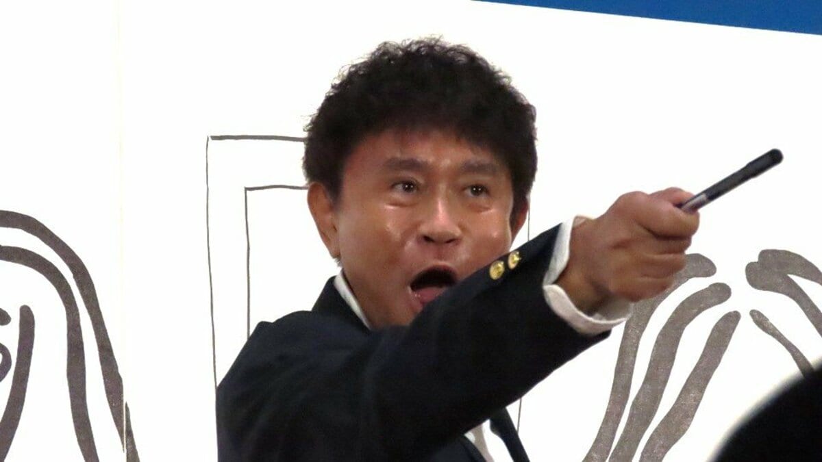 ダウンタウン・浜田雅功】初の個展開催に照れ笑い「みなさん半笑いじゃ