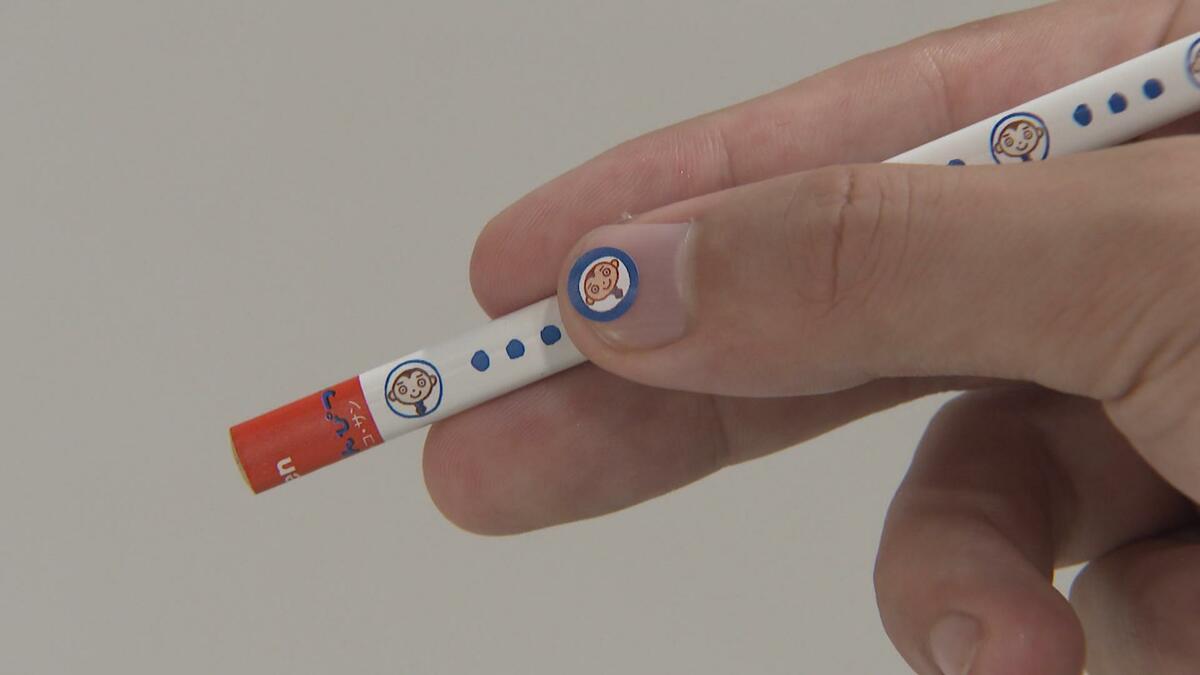 正しい持ち方で「姿勢」も良く！ 高知県内の新1年生全員に『筆育えんぴつ』贈呈　三角形の秘密とキャラクターで楽しく学ぶ【高知】