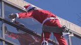 「こわくないの？」　サンタクロースが高さ23mの駅ビルに　実は窓ふき作業|TBS NEWS DIG