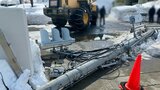 信号機は根元から“ぽっきり”折れ…ダンプカーは正面“ぐっしゃり” ダンプカーが信号機の柱に衝突 県道約500mが約2時間通行止めに 青森県黒石市 | 青森のニュース│ATV NEWS│青森テレビ