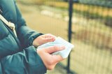 寒波再来 さむ~い時に欠かせない“カイロ”ここに貼ると効果的!その手があったか!使い捨てカイロ長持ちさせる裏技紹介|TBS NEWS DIG