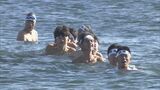 極寒の中…海で“寒中水泳” 高校生や小学生ら約20人が参加 江戸時代から伝わる泳法“観海流”を披露 三重・津市|TBS NEWS DIG