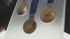冬季五輪ミラノ・コルティナ大会のメダル初公開　来年イタリアで開催| TBS CROSS DIG with Bloomberg