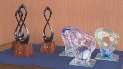 金沢マラソン2025」入賞者トロフィーが完成！男子は加賀五彩のガラス