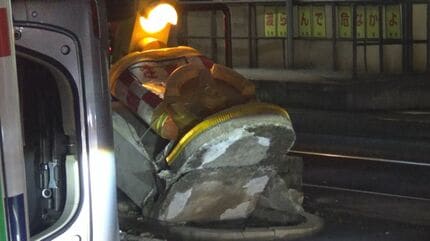 路面電車の電停に軽ワゴン車が激突 車が横転して道路ふさぐ 長崎