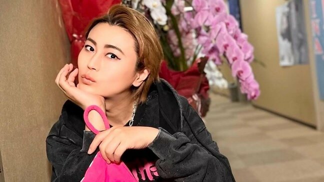 【 氷川きよし 】 ピンクのポーチ手に オシャレコーデのオフショット ファン「いつもキラキラが輝いてる」|TBS NEWS DIG