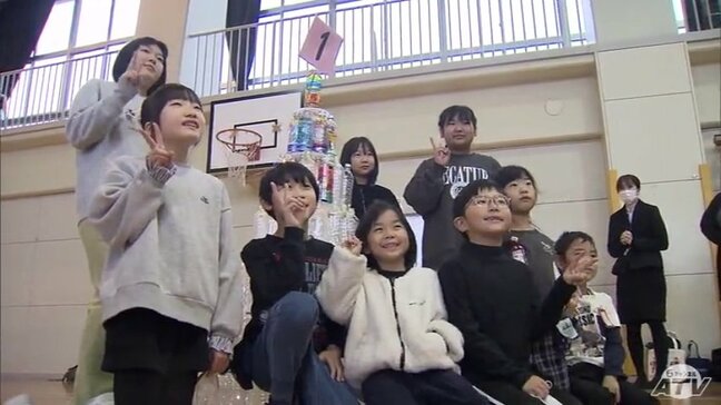 クリスマスをエコに彩る　小学生たちが使い終わった『ペットボトル』でクリスマスツリーを制作「もっとでっかいツリーを作ってみたい！」　青森市|TBS NEWS DIG