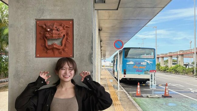 【秋元真夏】 沖縄の青空に映える「シックな黒コーデ」で魅せる南国スタイルのオフショットを公開 シーサーポーズ披露も|TBS NEWS DIG