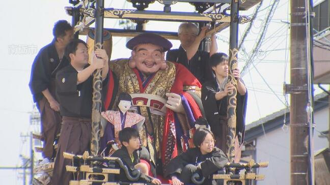 豪華絢爛な曳山が“越中の小京都”を練り歩き…担い手不足の中、女性4人が庵屋台で演奏　富山・南砺市|TBS NEWS DIG