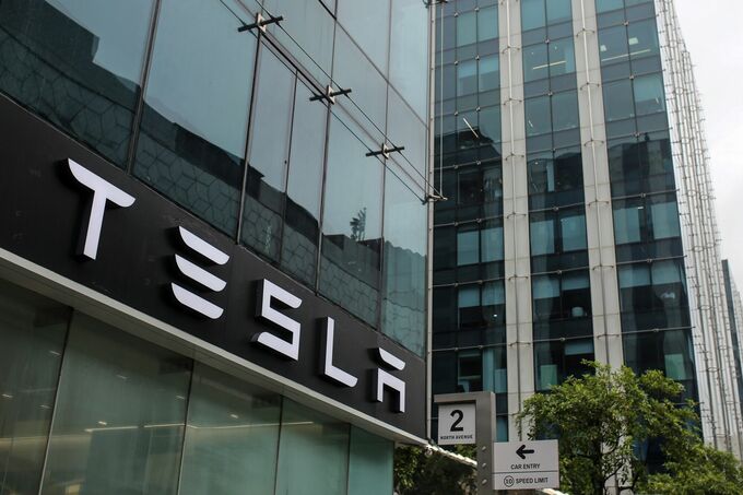 テスラ、今後数四半期は厳しい局面に－マスク氏の警告で株価下落