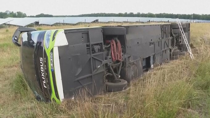 ドイツ北部の高速道路でバス横転　31人負傷　日本人男性1人含まれる|TBS NEWS DIG