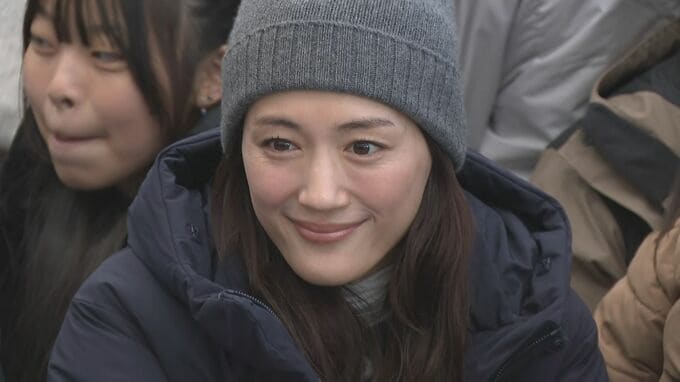 綾瀬はるかさんが被災地で住民と交流 防寒対策にヒートテック手渡す　|　石川県のニュース｜MRO北陸放送