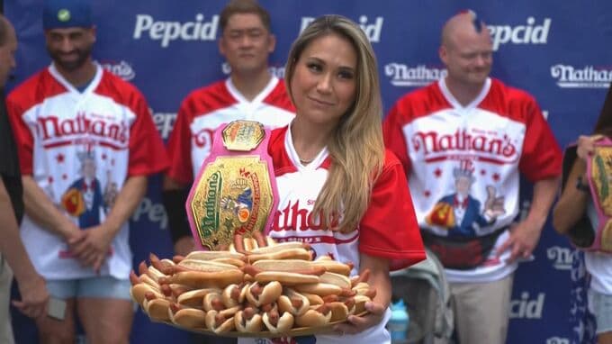 NYで「ホットドッグ早食い大会」開催　10分間で39個半を平らげ…女性部門で米在住の日本人女性が9回目の優勝|TBS NEWS DIG
