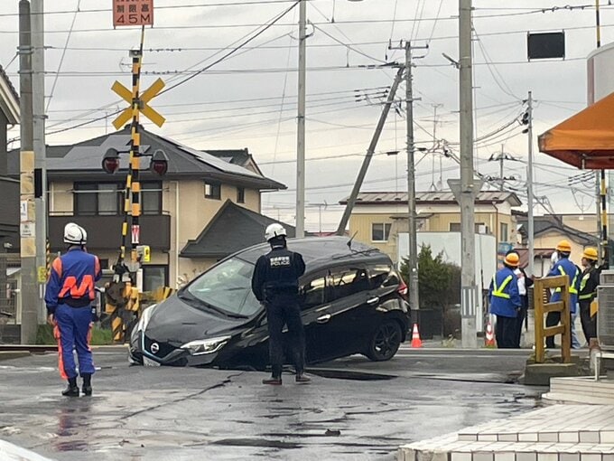【速報】仙石線・矢本駅〜石巻駅の間の上下で運転見合わせ　踏切付近の道路に溝　乗用車が立ち往生|TBS NEWS DIG