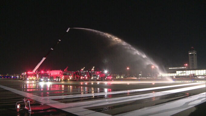 福岡空港に増設された滑走路で消火訓練　航空機事故で火災が発生した想定　消防などが消火活動の手順を確認　|　福岡のニュース｜RKB NEWS｜RKB毎日放送
