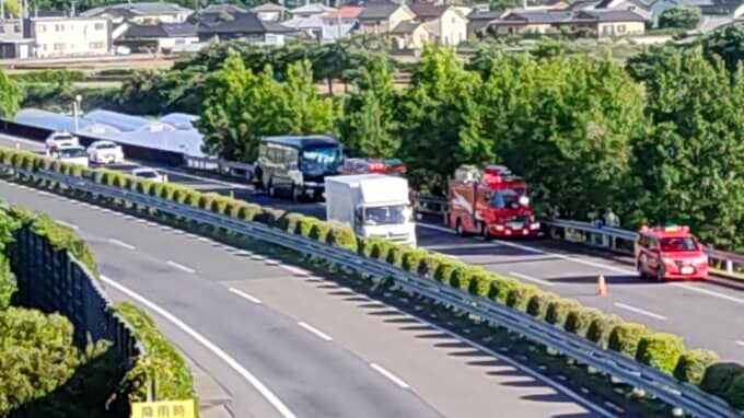 長崎自動車道でバスが炎上　乗客ら30人避難　車線と速度規制　大村市|TBS NEWS DIG