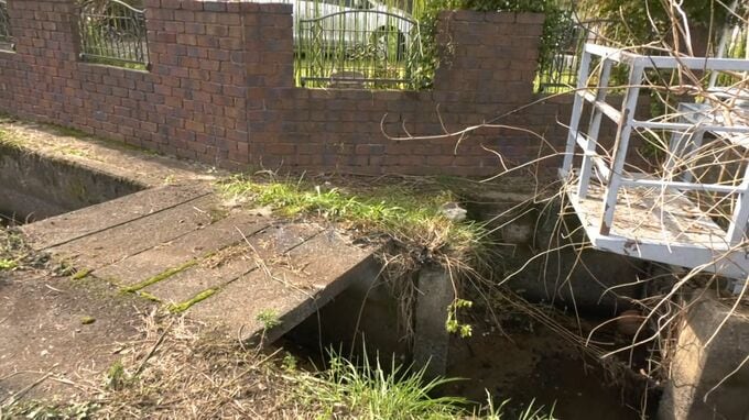 「水路に車が落ちている」車が道路脇の水門に激突か　男性が意識不明の重体　車は大破、出火も　|　BSSニュース | BSS山陰放送