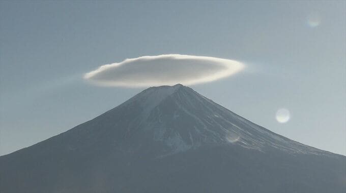 富士山　周囲に雲なく、山頂にだけポッカリ　雲の淵は虹色のような色彩も　山梨|TBS NEWS DIG