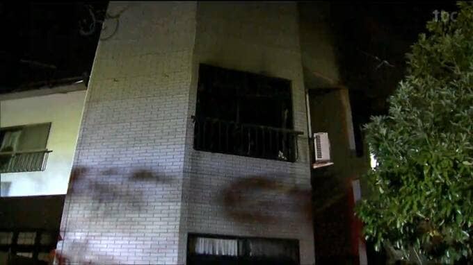 2階建てアパートの一室焼く火事　住人の男性が煙吸って搬送　宮城・塩釜市|TBS NEWS DIG
