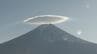 富士山　山頂に雲がぽっかり　雲の淵は虹色のような色彩も　山梨　|　山梨のニュース | ＵＴＹテレビ山梨
