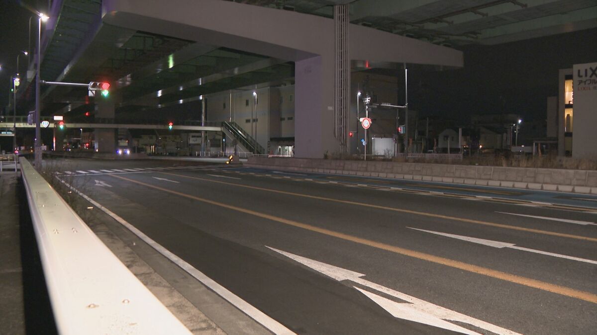 高速で走る軽ワゴン車、パトカーの追跡逃れようと信号待ちの車２台に衝突し逃走　名古屋・北区