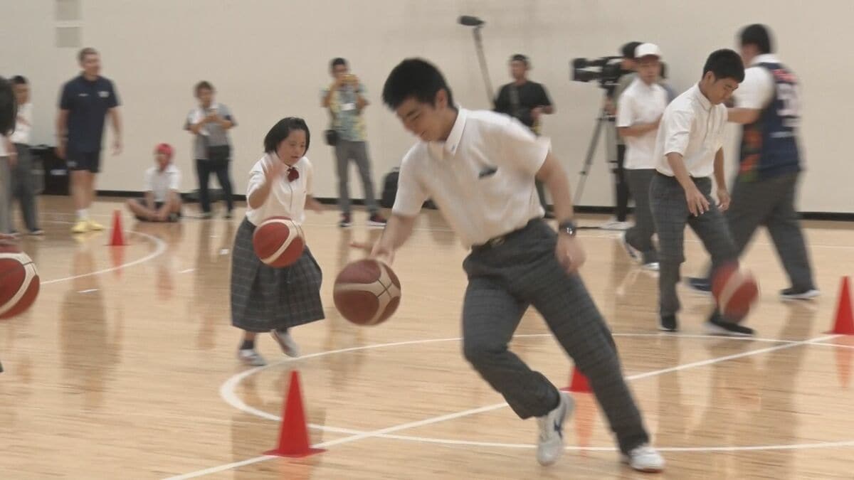 特別支援校の生徒がキングス選手らとバスケで交流